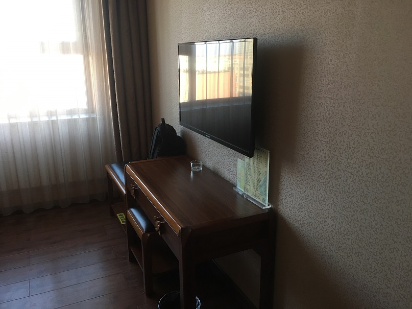 中国のビジネスホテルを撮影したものです。部屋の様子、テレビが置いてあります。