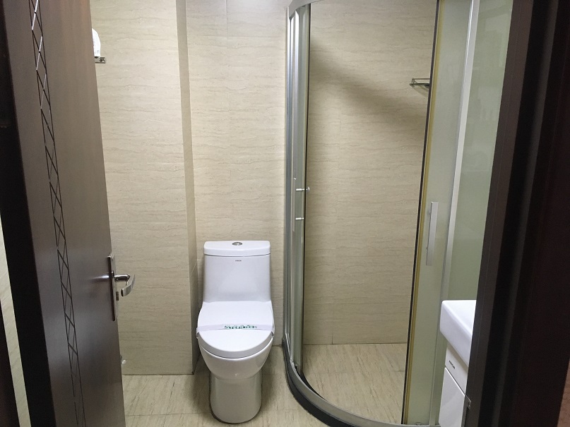 中国のビジネスホテルを撮影したものです。トイレとシャワー室。