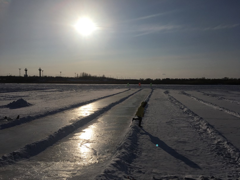 この日は氷点下３０℃まで下がりました。川が凍っていて、対岸まで歩けそうです。