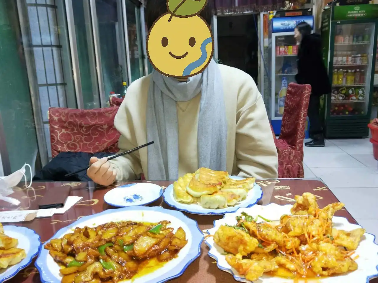 ハルビン市の中華料理店で食事をしている著者