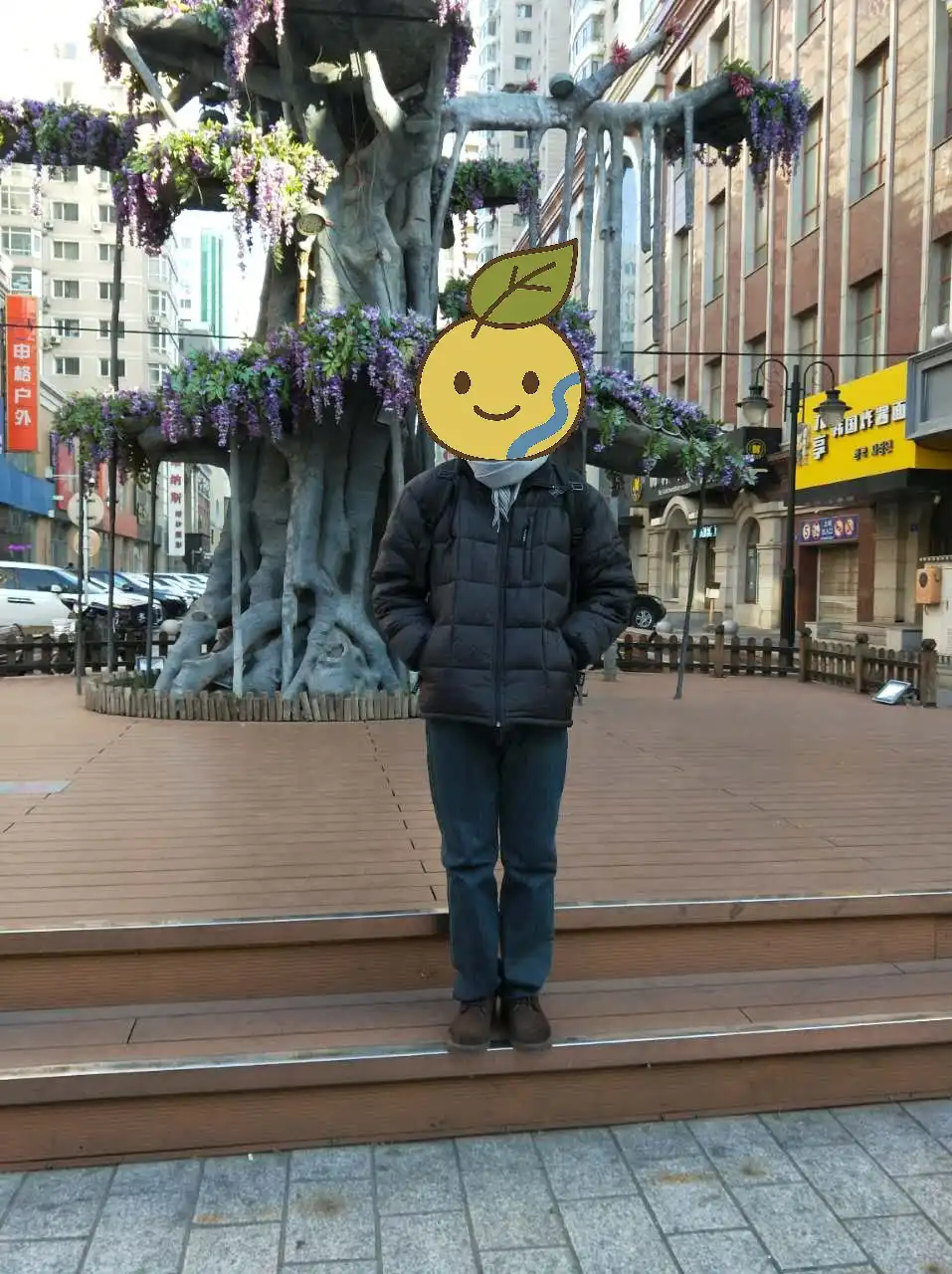 ハルビン市内で記念撮影する著者