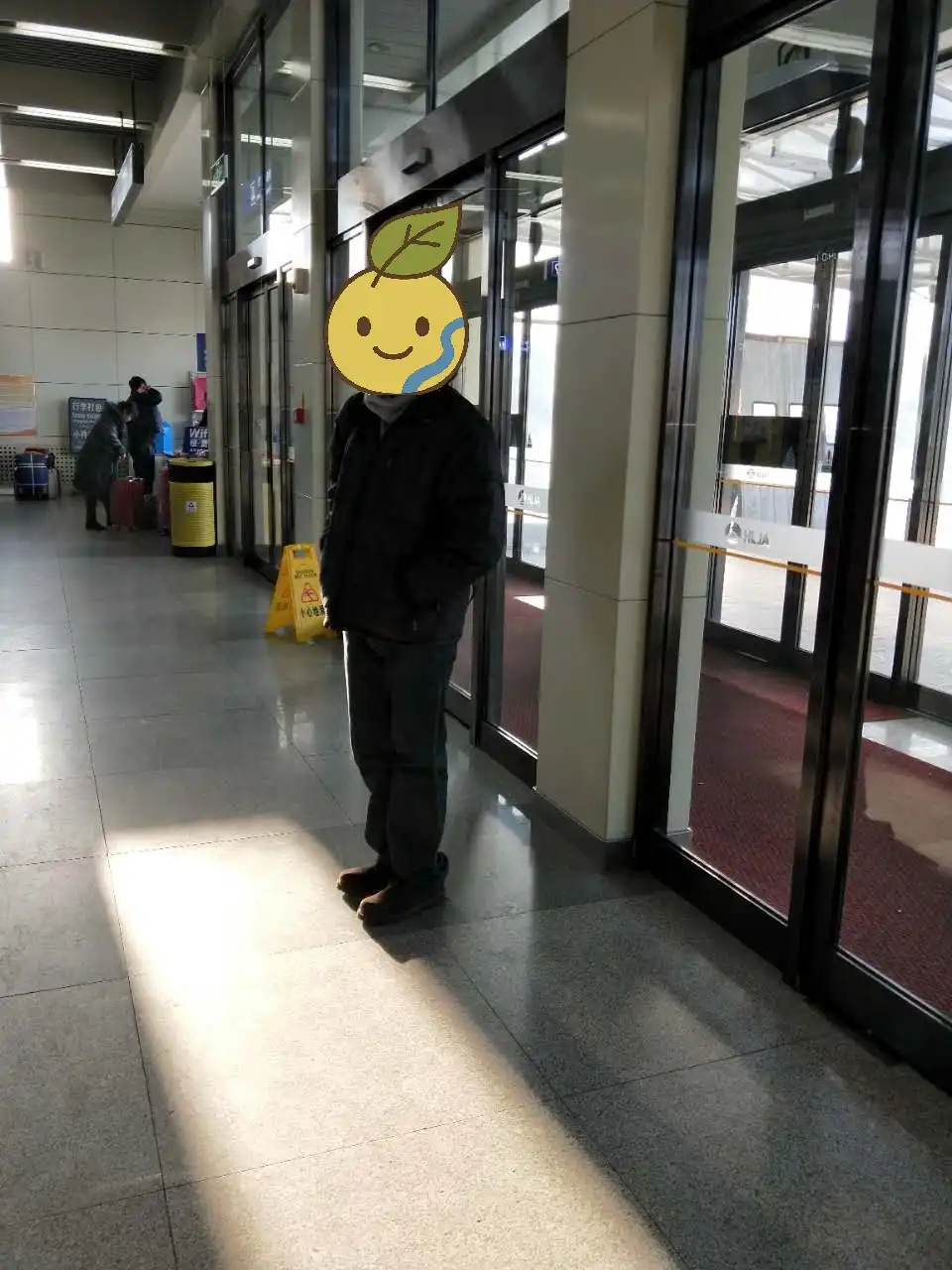 ハルビン太平国際空港にて、これから帰国するので憂鬱な著者